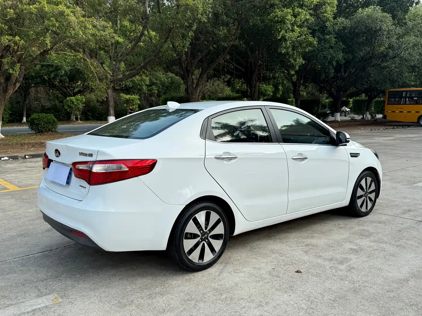Kia K2 2013 2012 Sedan 1.6L AT Premium ECO Commemorative Edition