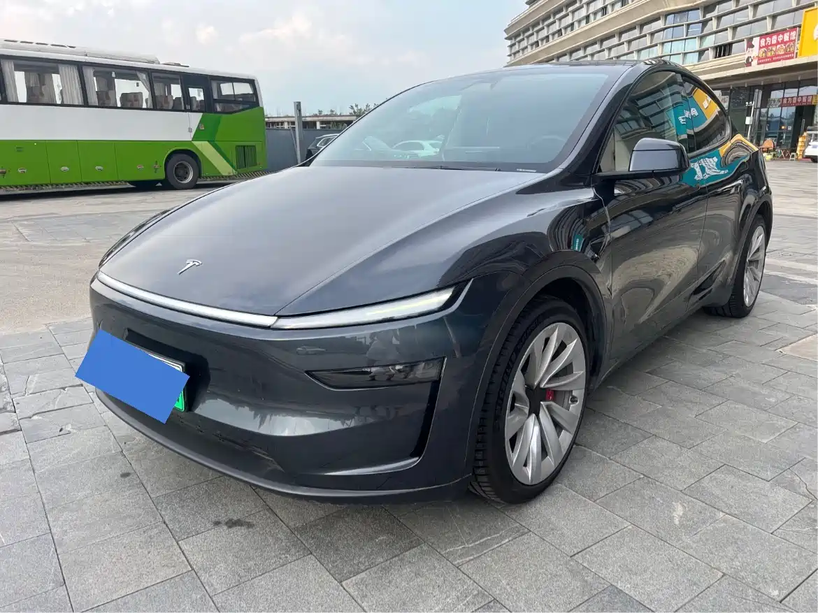 Tesla Model Y 2025 Model Long Range All-Wheel Drive Launch Edition
