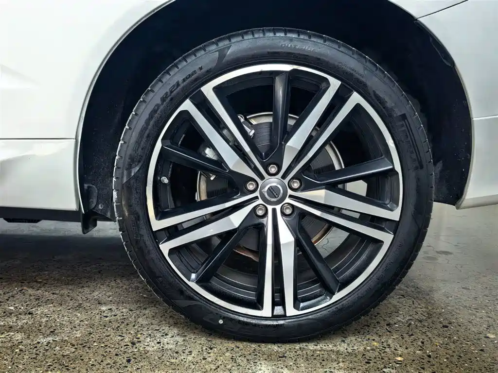 VOLVO XC60 PLUG IN HYBRID