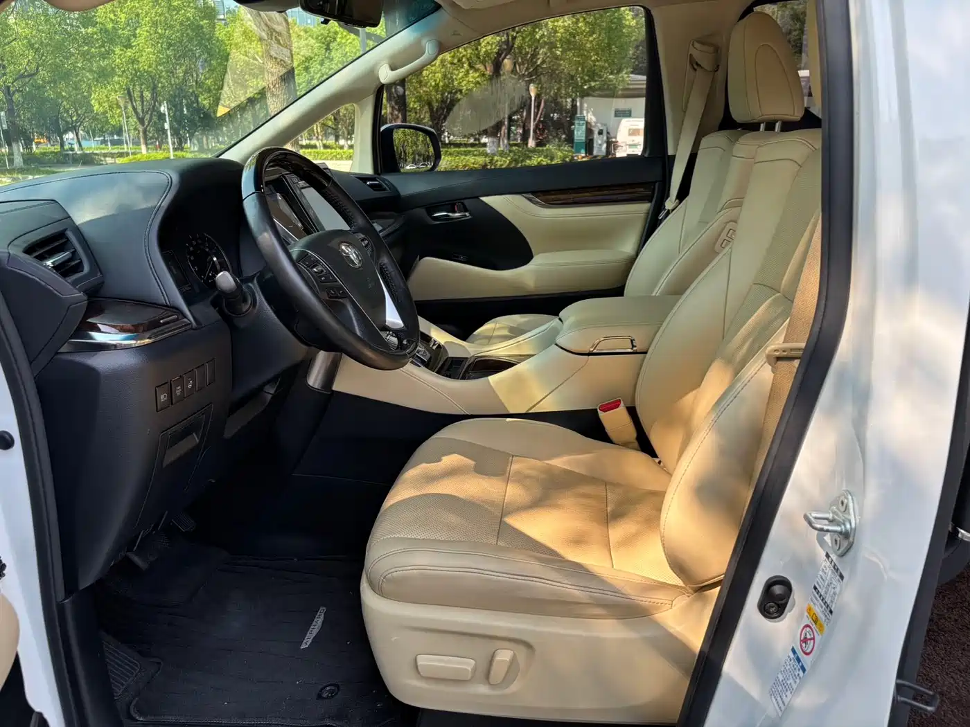 Toyota Alphard 2019 Hybrid 2.5L Luxury фото 7