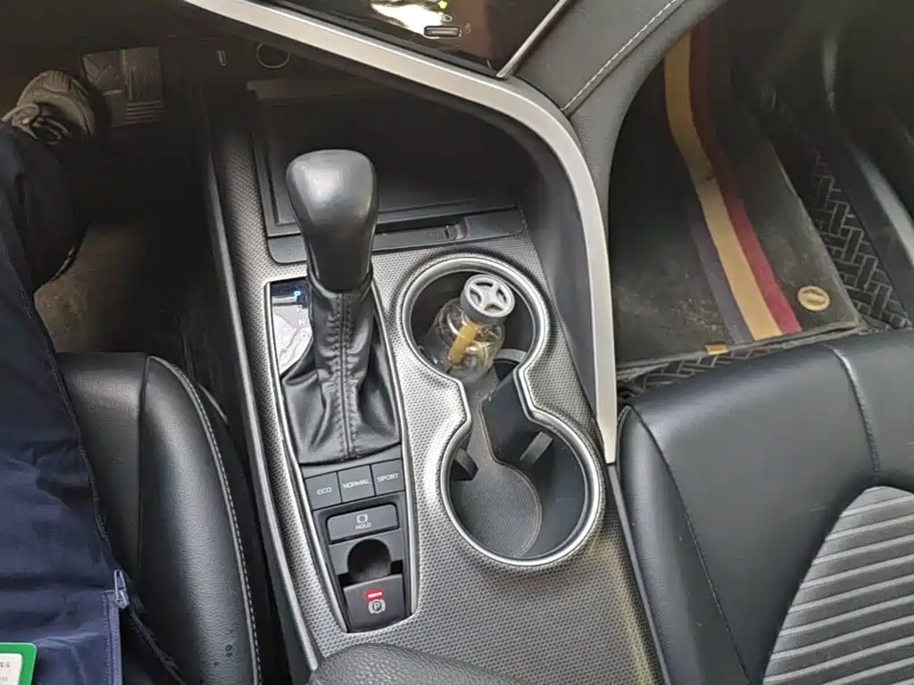 Фото 14 - Toyota Camry