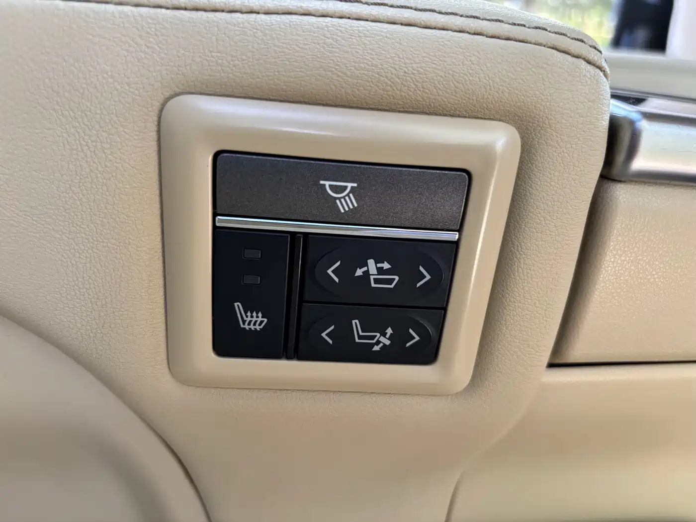 Toyota Alphard 2019 Hybrid 2.5L Luxury фото 19