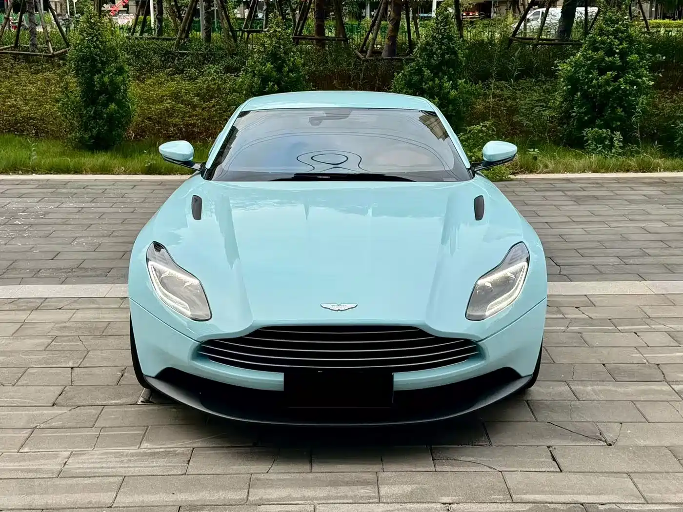 Aston Martin DB11 2016 5.2T Launch Edition фото 2
