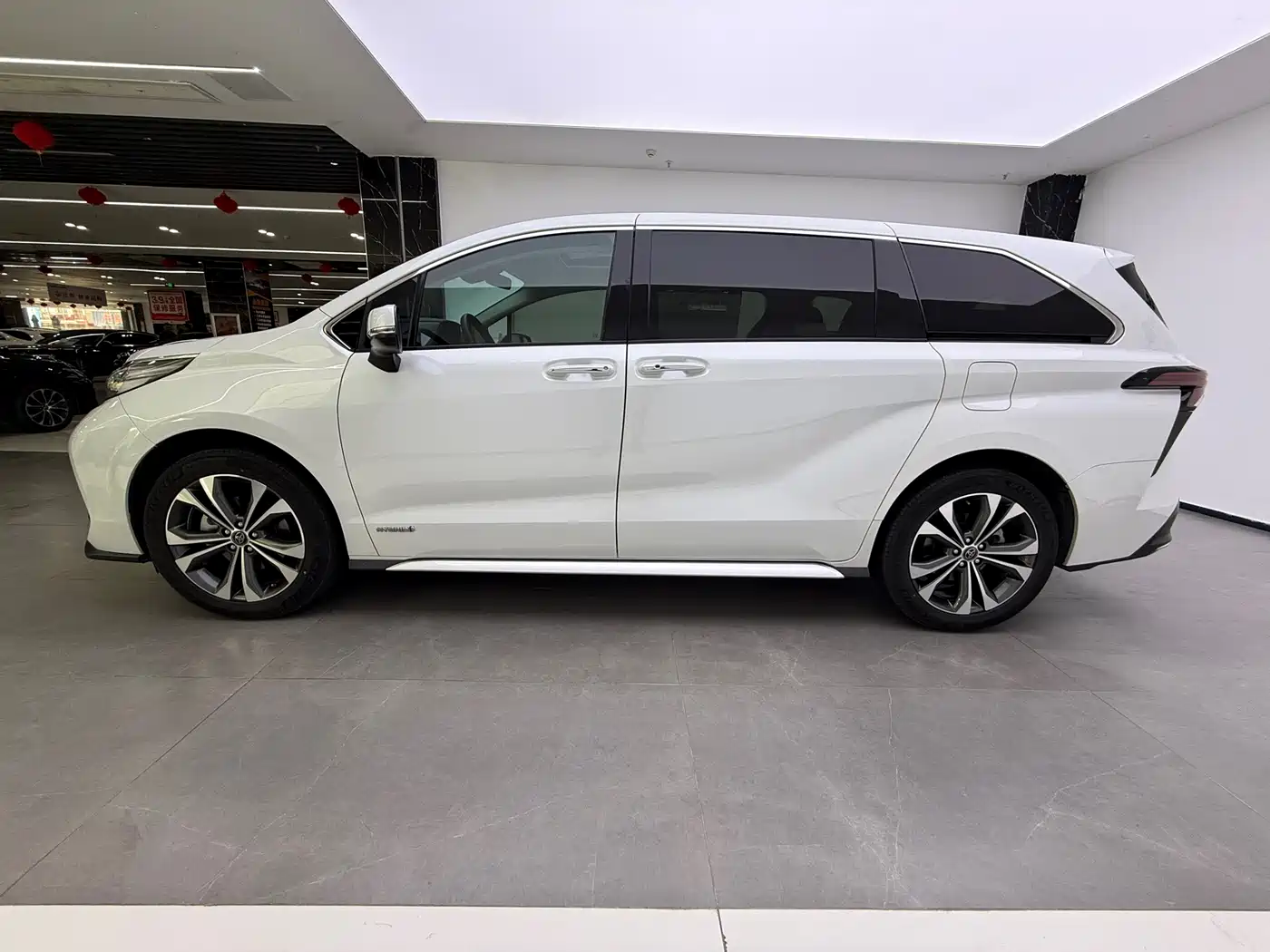 Toyota Granvia 2023 2.5L Hybrid Comfort Edition фото 5