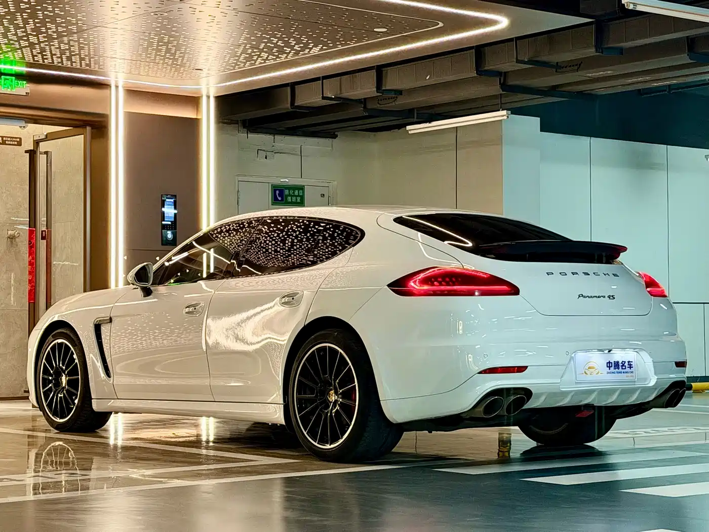 Porsche Panamera 2014 Panamera 4S Sport Edition 3.0T фото 33