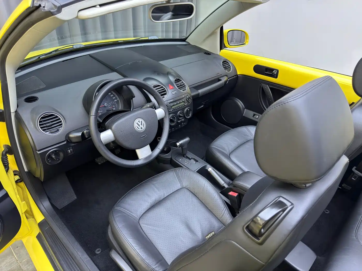 Volkswagen Beetle 2009 2.0 AT Top Convertible фото 10