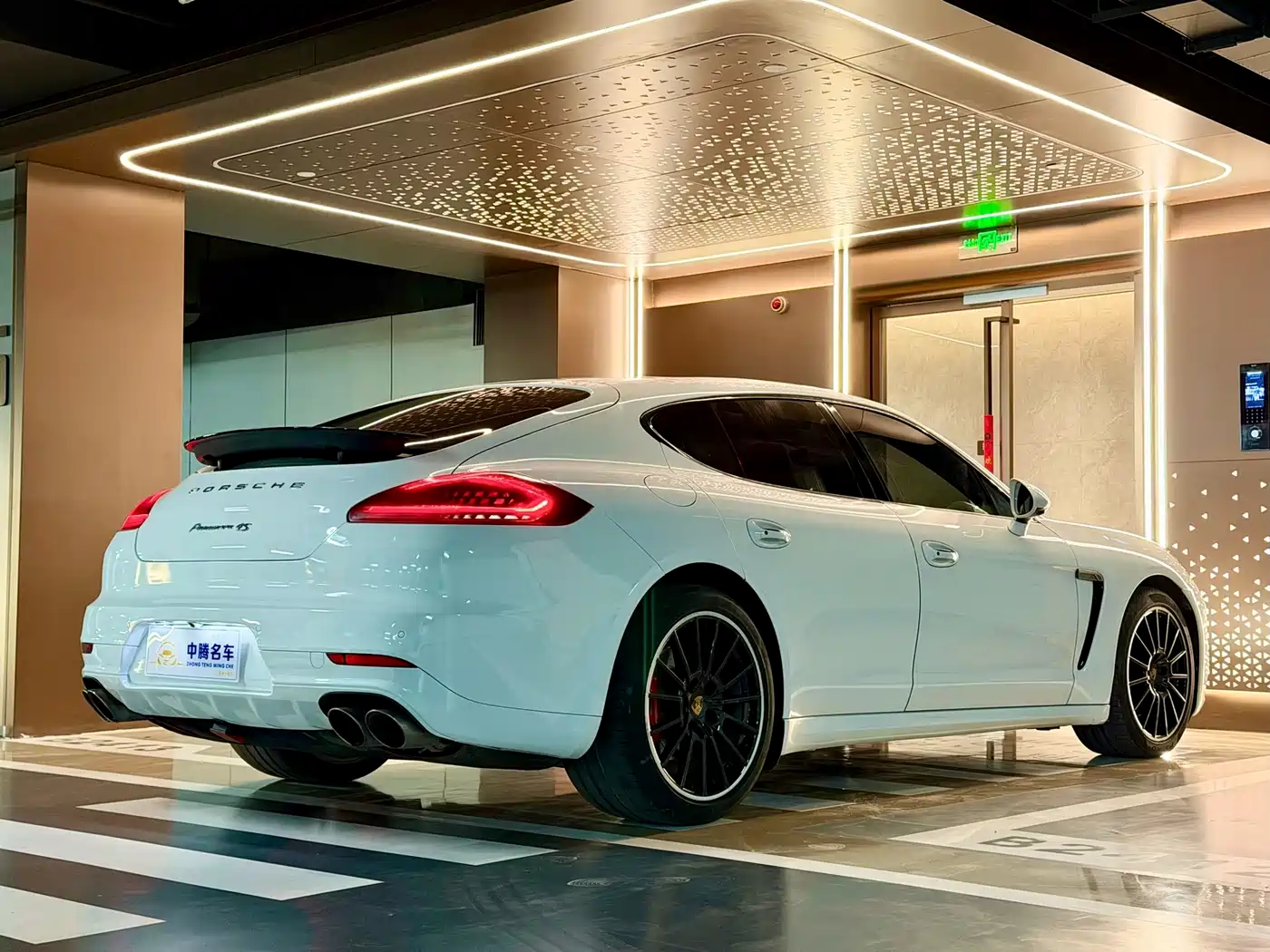 Porsche Panamera 2014 Panamera 4S Sport Edition 3.0T фото 35