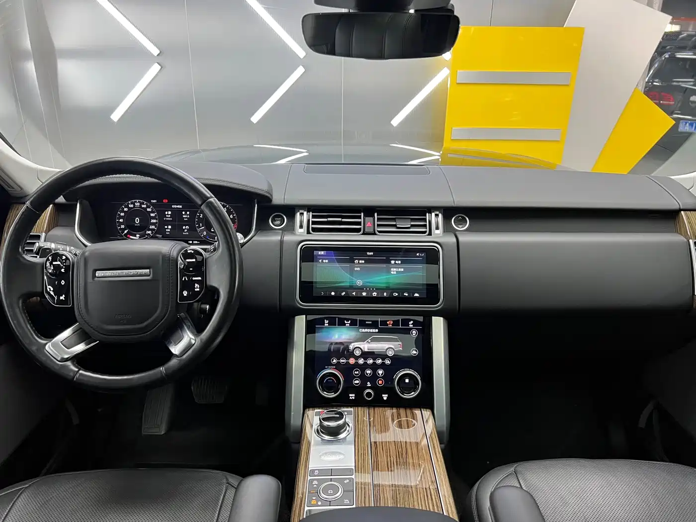 Land Rover Range Rover 2018 3.0 SC V6 Vogue Heritage Extended Edition фото 16