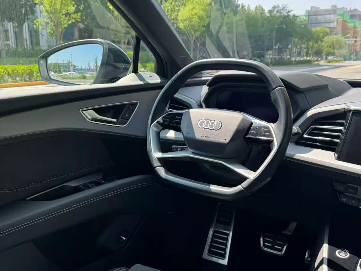 Photo 15 - Audi Q5 e-tron