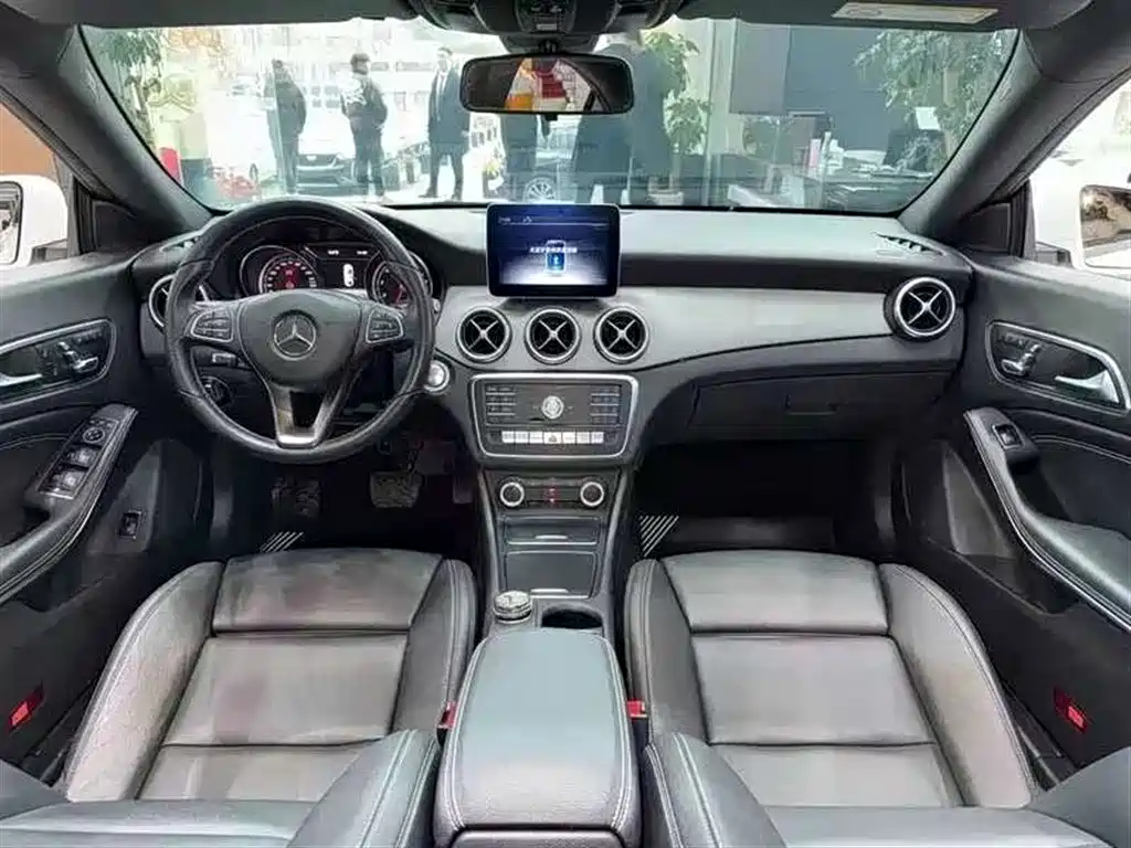 Mercedes-Benz CLA (Import) 2017 CLA 200 Fashion фото 3