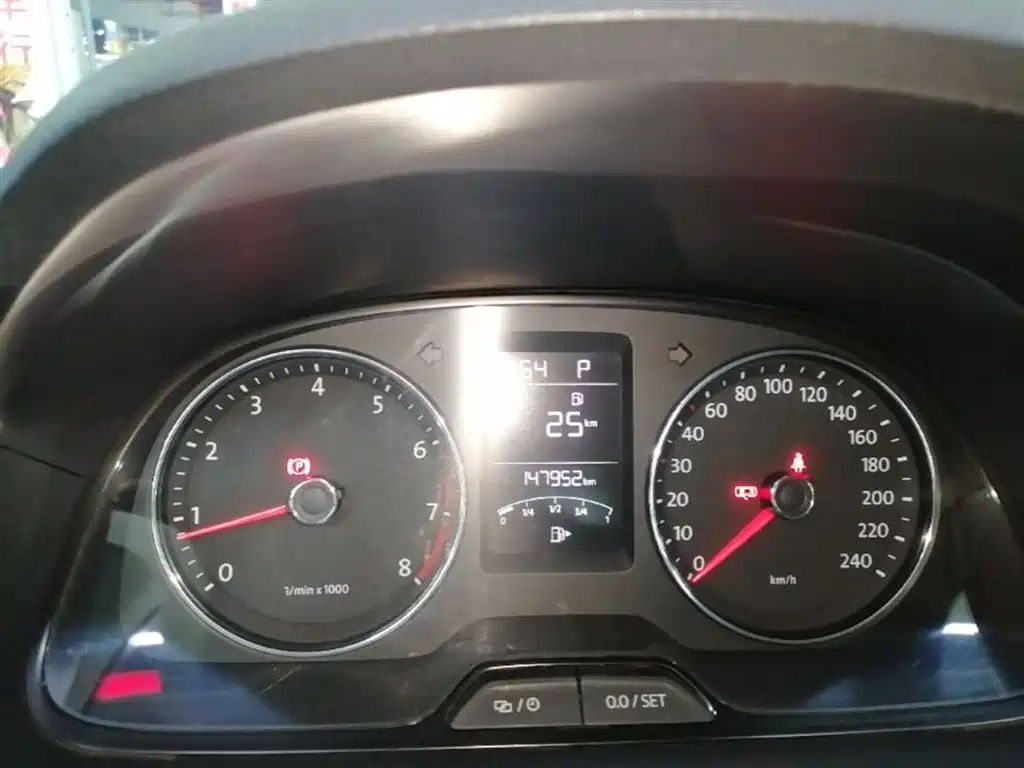 Volkswagen Lavida 2013 Facelift 1.6L Automatic Luxury фото 12