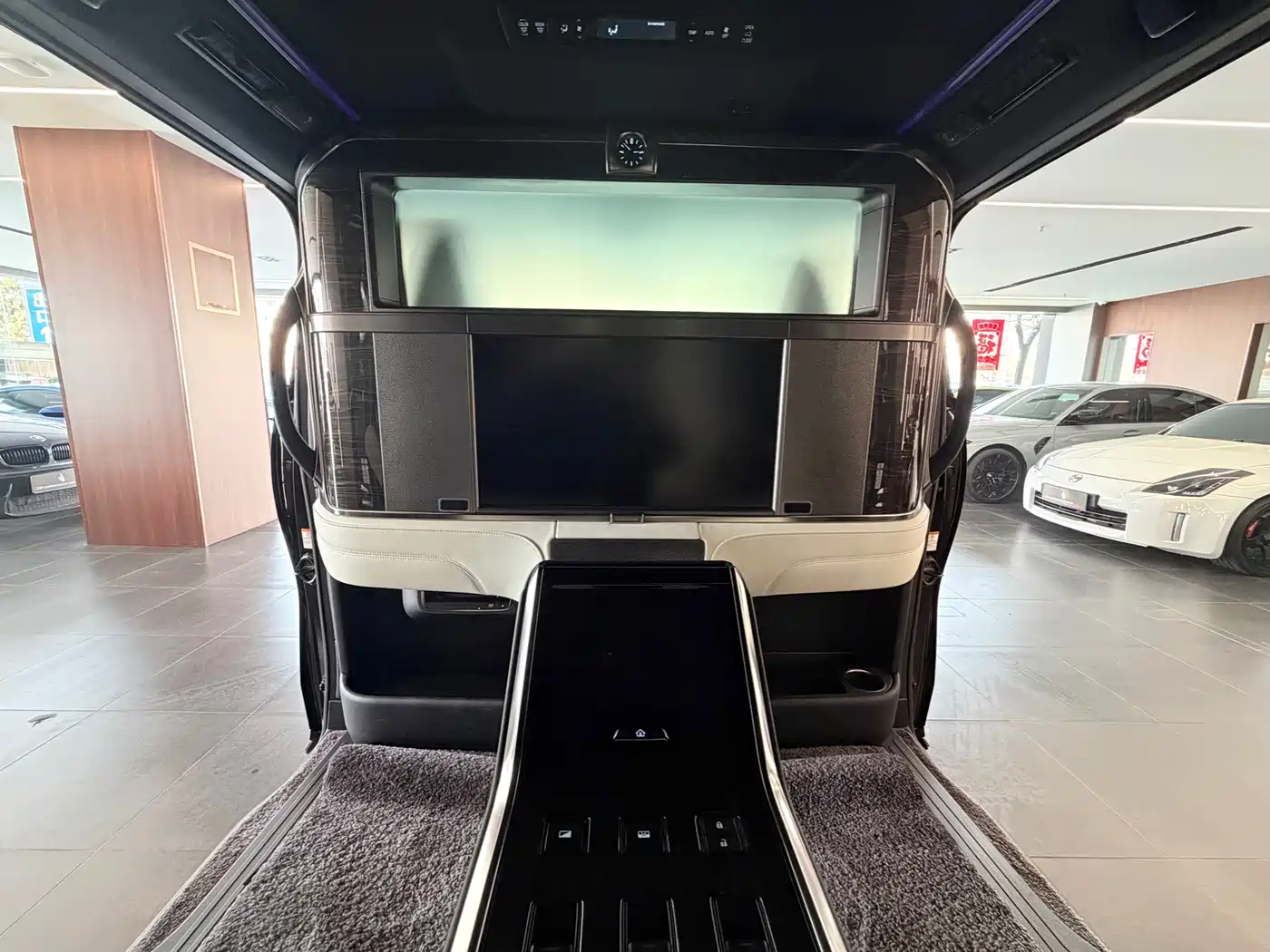 Lexus LM 2020 300h 4-Seat Imperial Edition фото 5