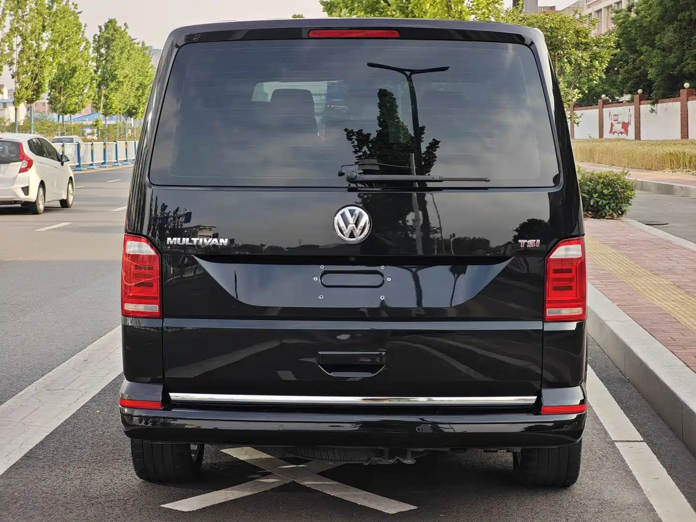 Volkswagen Multivan 2017 2.0TSI 2WD Luxury 7-Seater фото 11