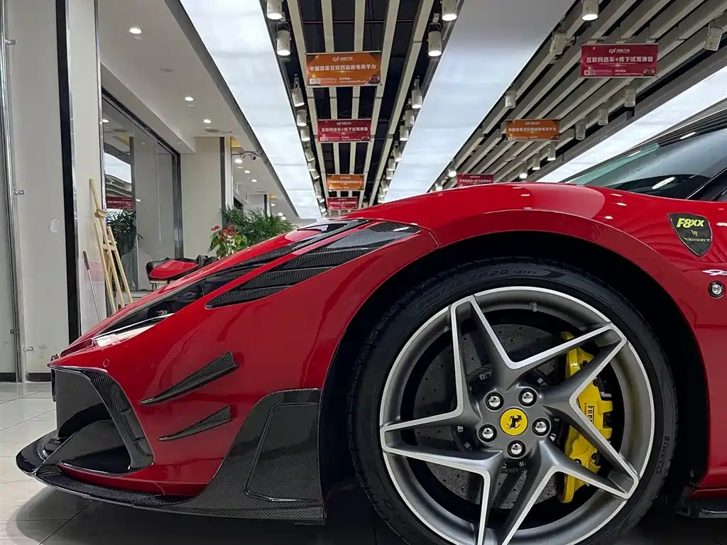 FERRARI F8