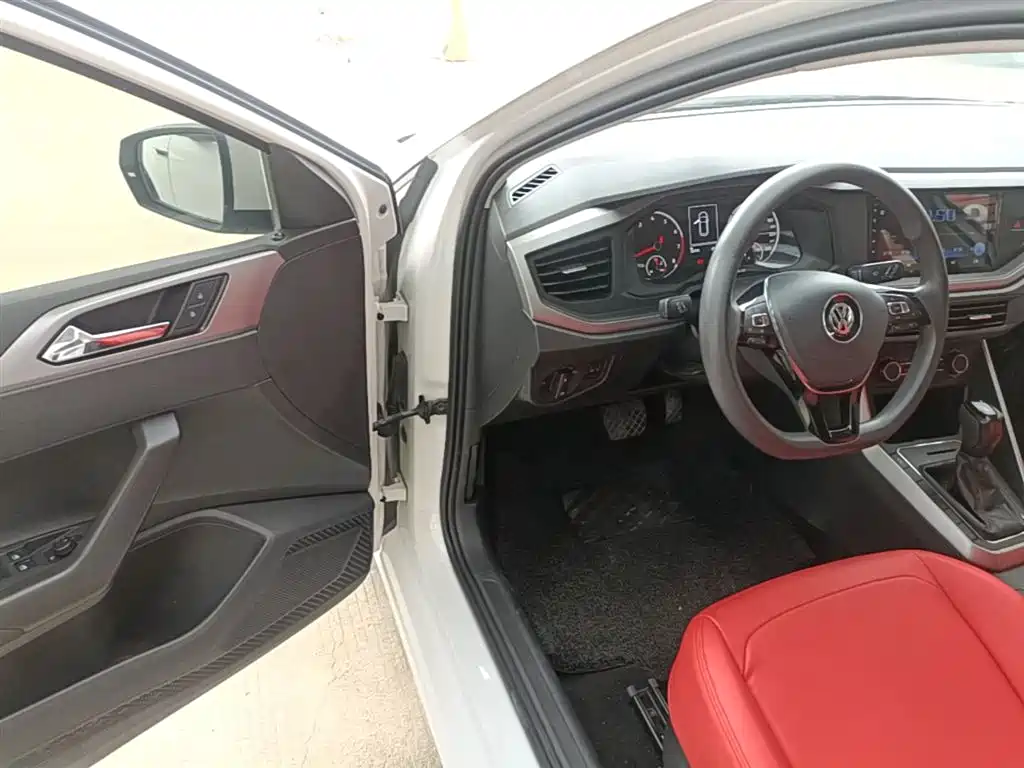VOLKSWAGEN POLO
