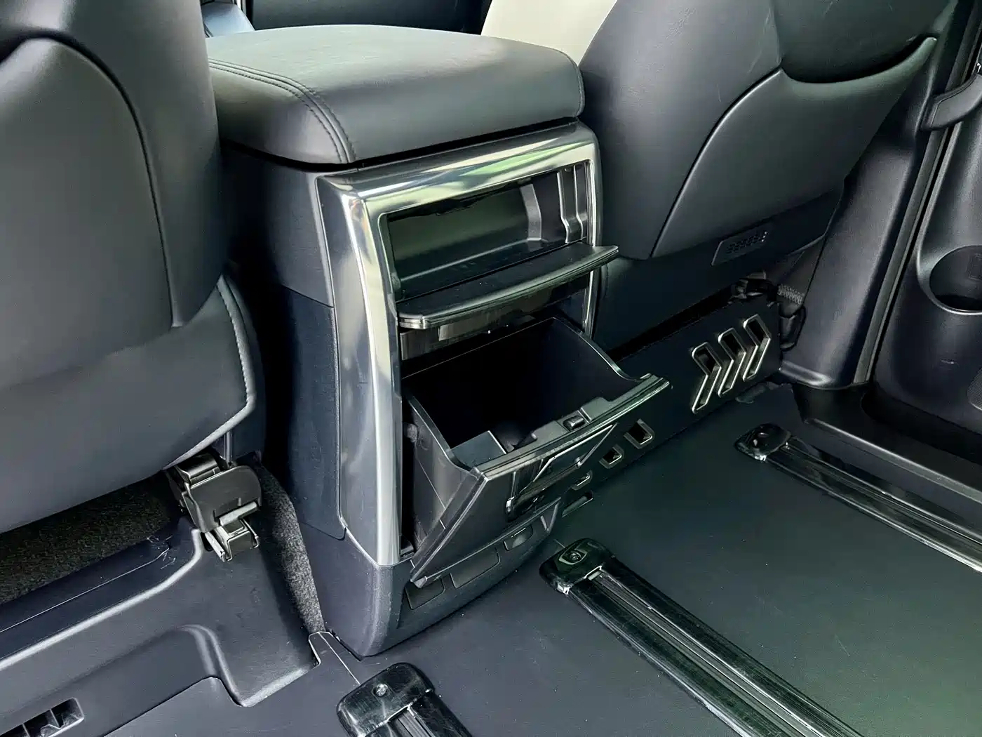 Фото 38 - Lexus LM