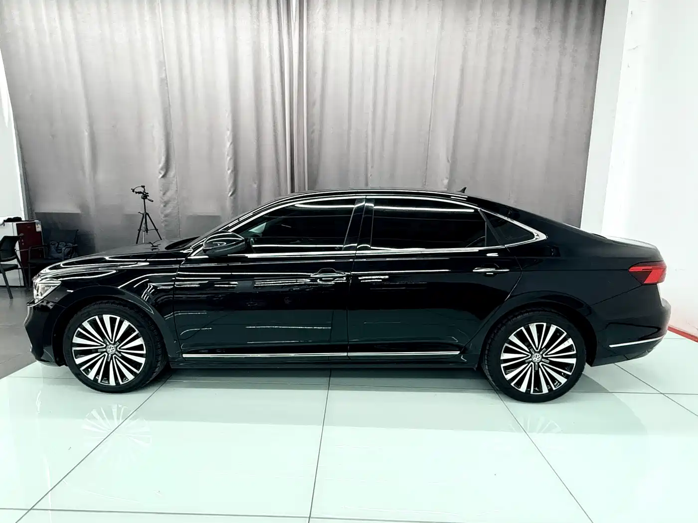 Volkswagen Passat 2020 330TSI Luxury Edition China VI фото 3