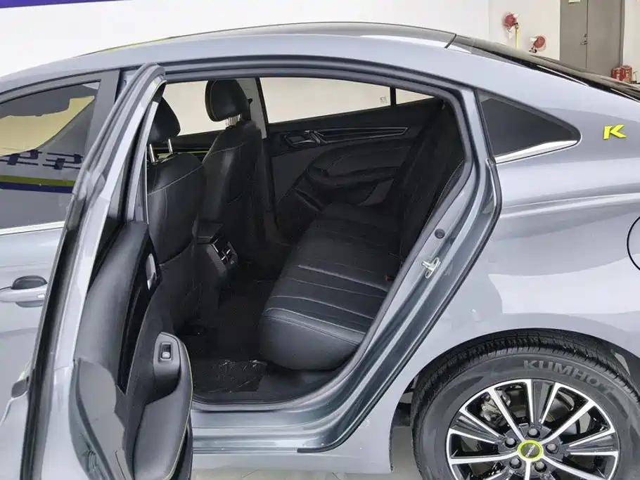 Фото 11 - Roewe i5