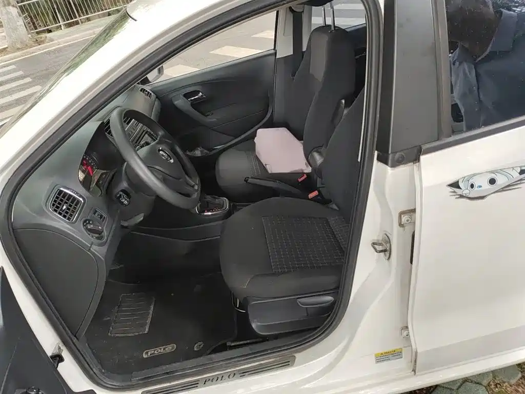 Volkswagen Polo 2014 1.6L Automatic Comfort Edition фото 8