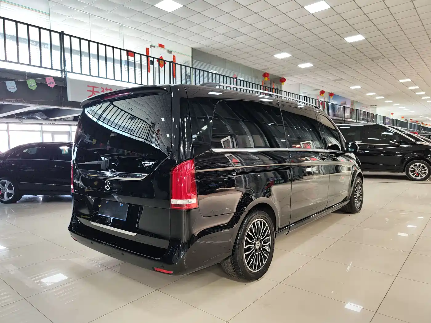 Mercedes-Benz V-Class 2018 V 260 L Premium Long Wheelbase Edition China VI фото 27