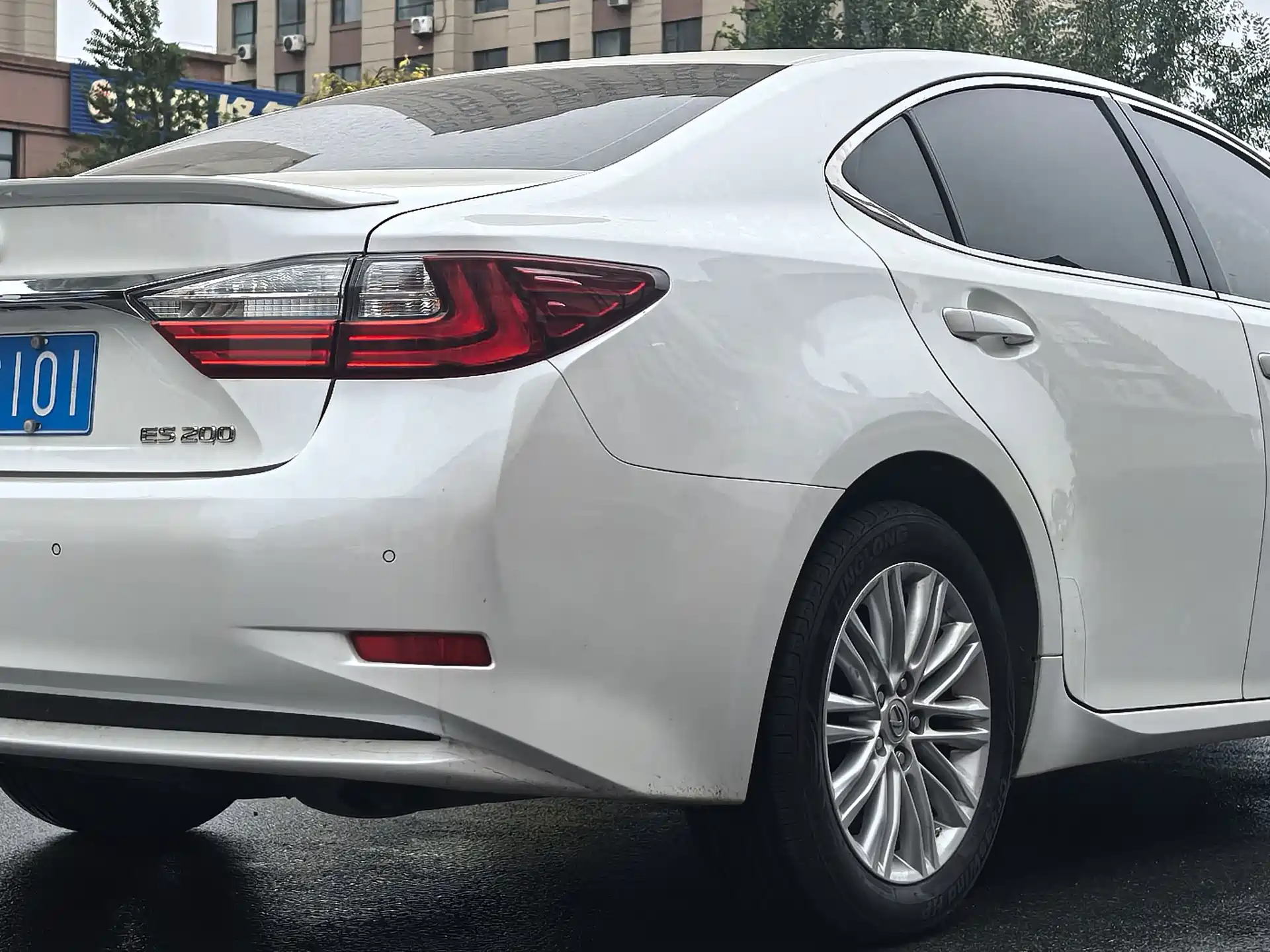 Photo 9 - Lexus ES