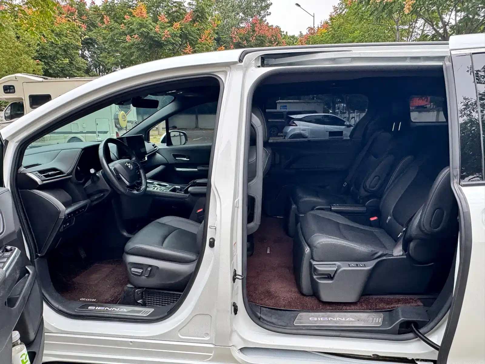 Фото 6 - Toyota Sienna