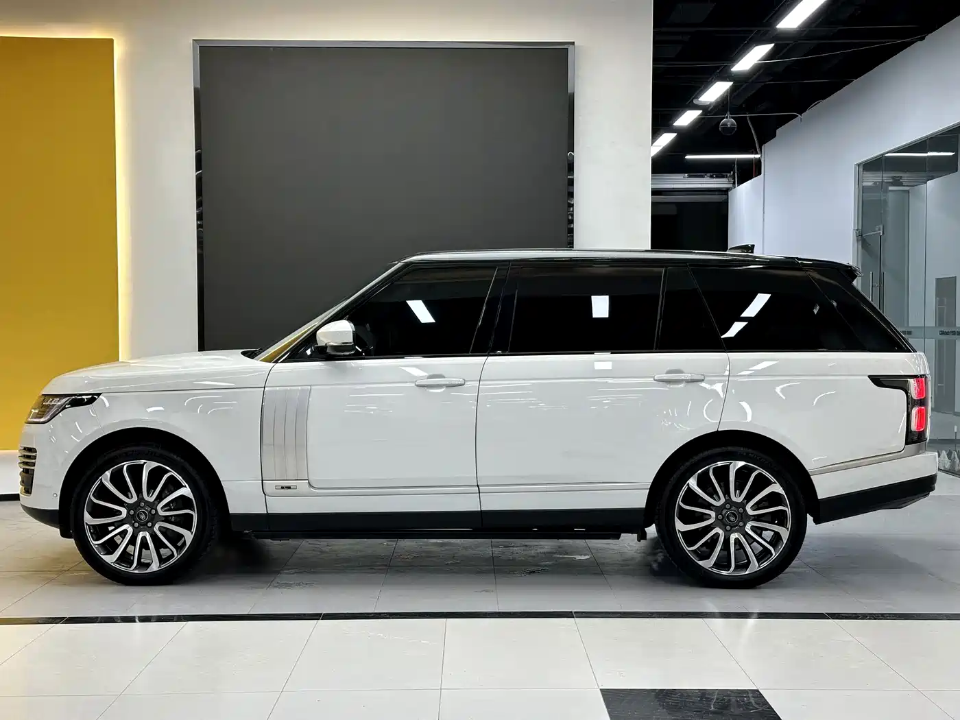 Land Rover Range Rover 2022 3.0 L6 400PS Prestige Genesis Extended Edition фото 4