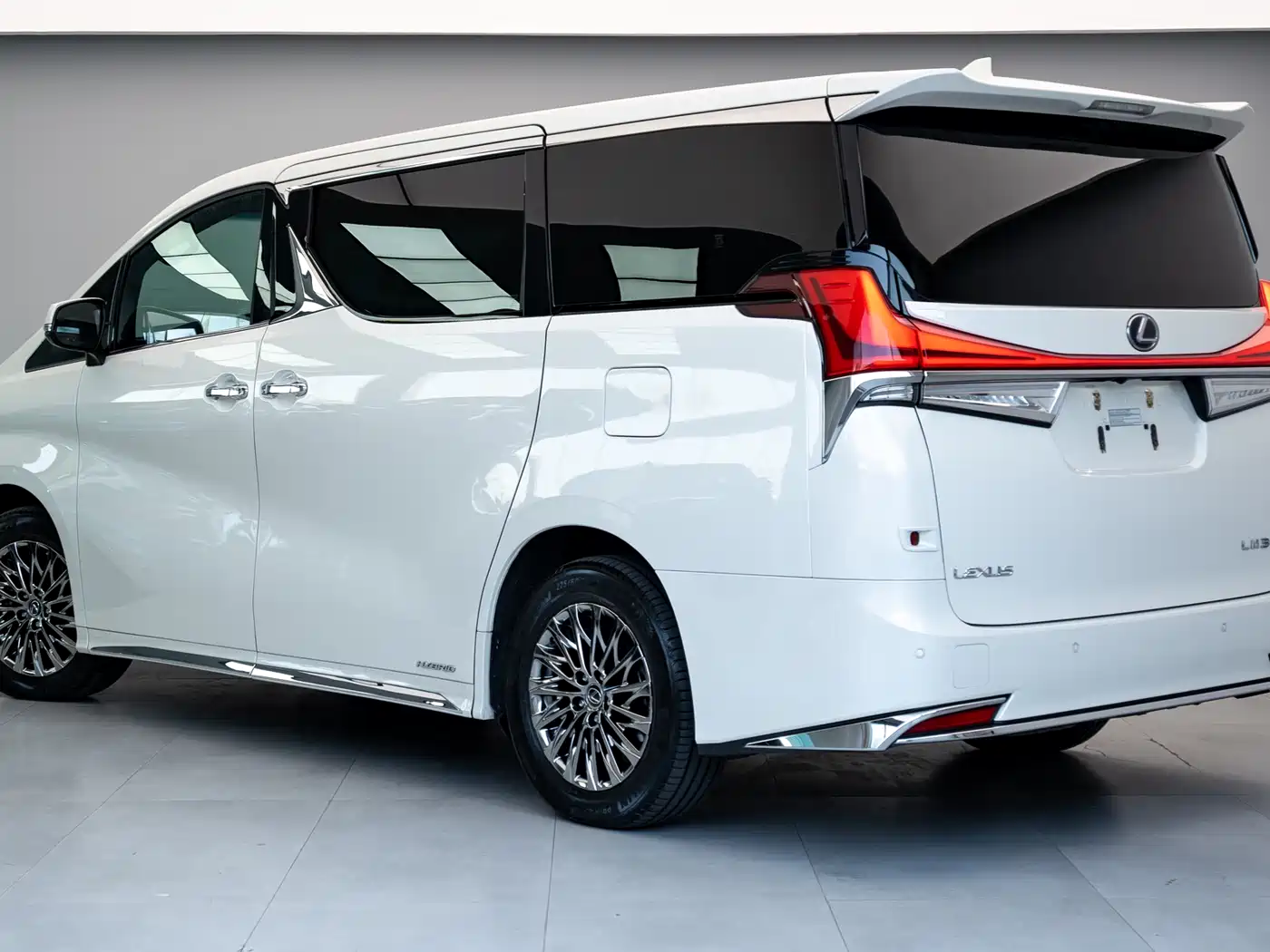 Lexus LM 2020 300h Seven-Seater Elegance Edition фото 20