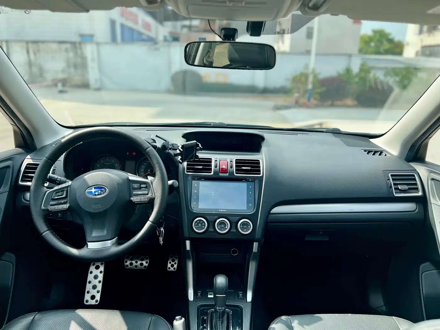 Subaru Forester 2015 2.0i Special Commemorative Edition фото 6