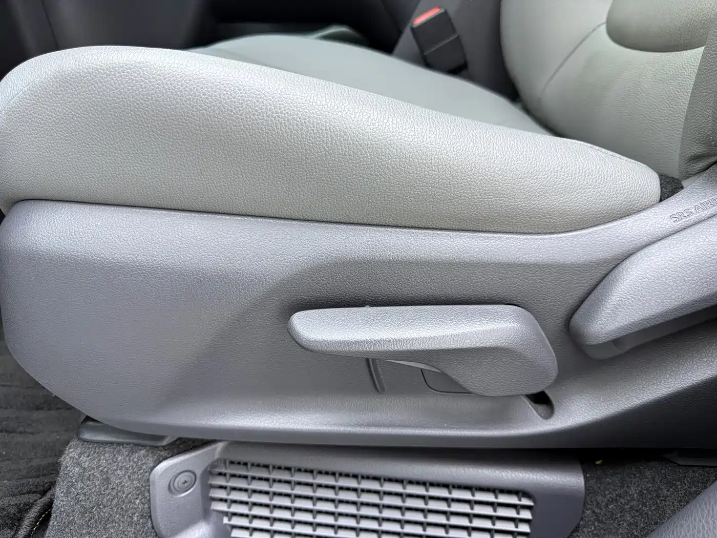 Toyota Granvia 2023 2.5L Hybrid Comfort Edition фото 17