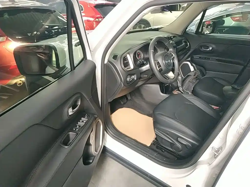Photo 16 - Jeep Renegade