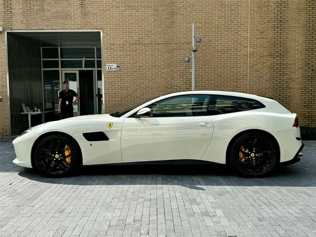 Ferrari GTC4Lusso 2017 3.9T V8 фото 2