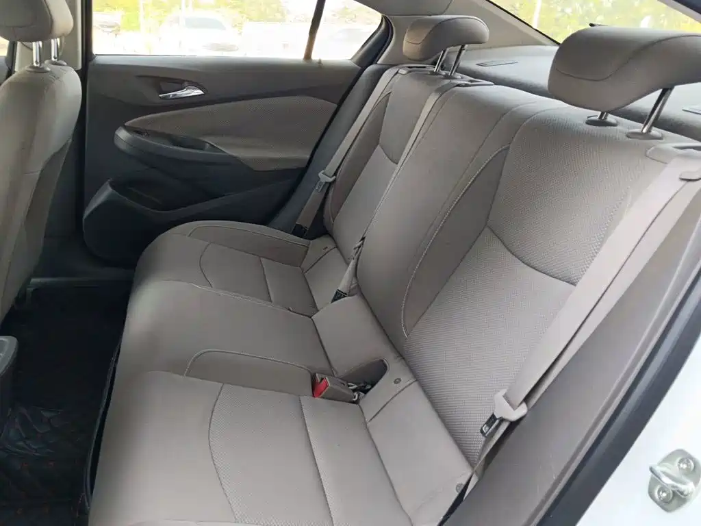 Photo 18 - Chevrolet Cruze