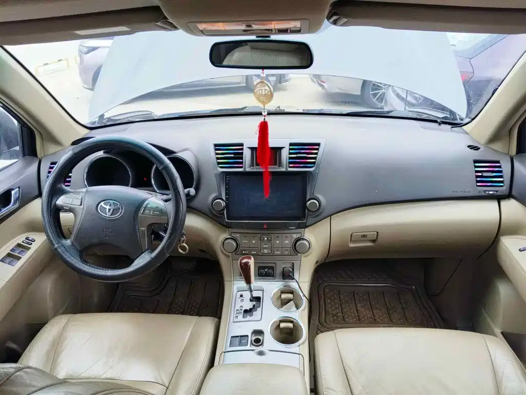 Photo 11 - Toyota Highlander