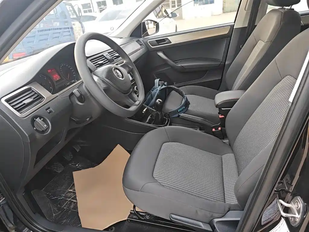 Volkswagen Santana 2016 1.6L Manual Trend Edition фото 15