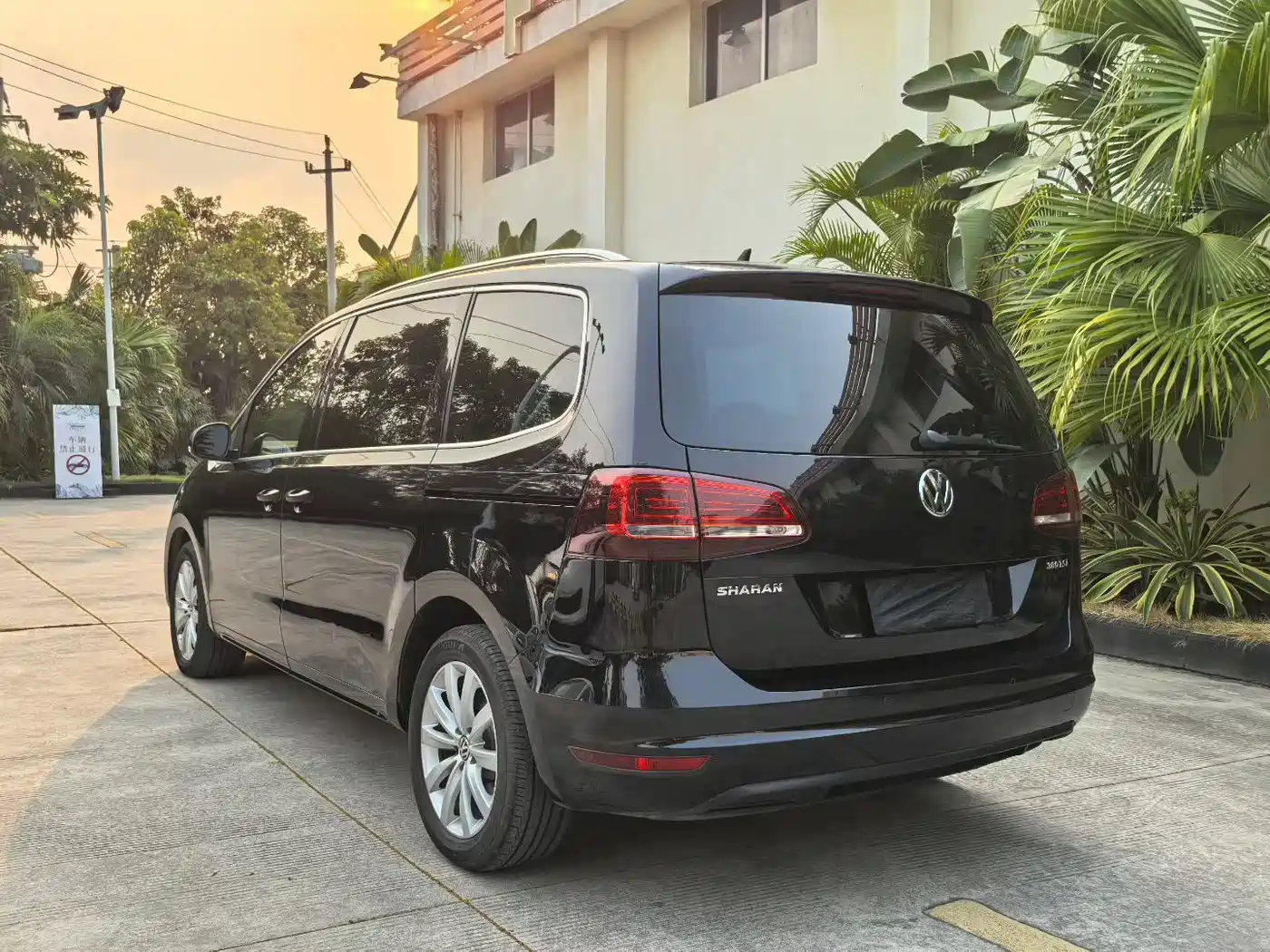 Volkswagen Sharan 2016 380TSI Premium 7-seater фото 5