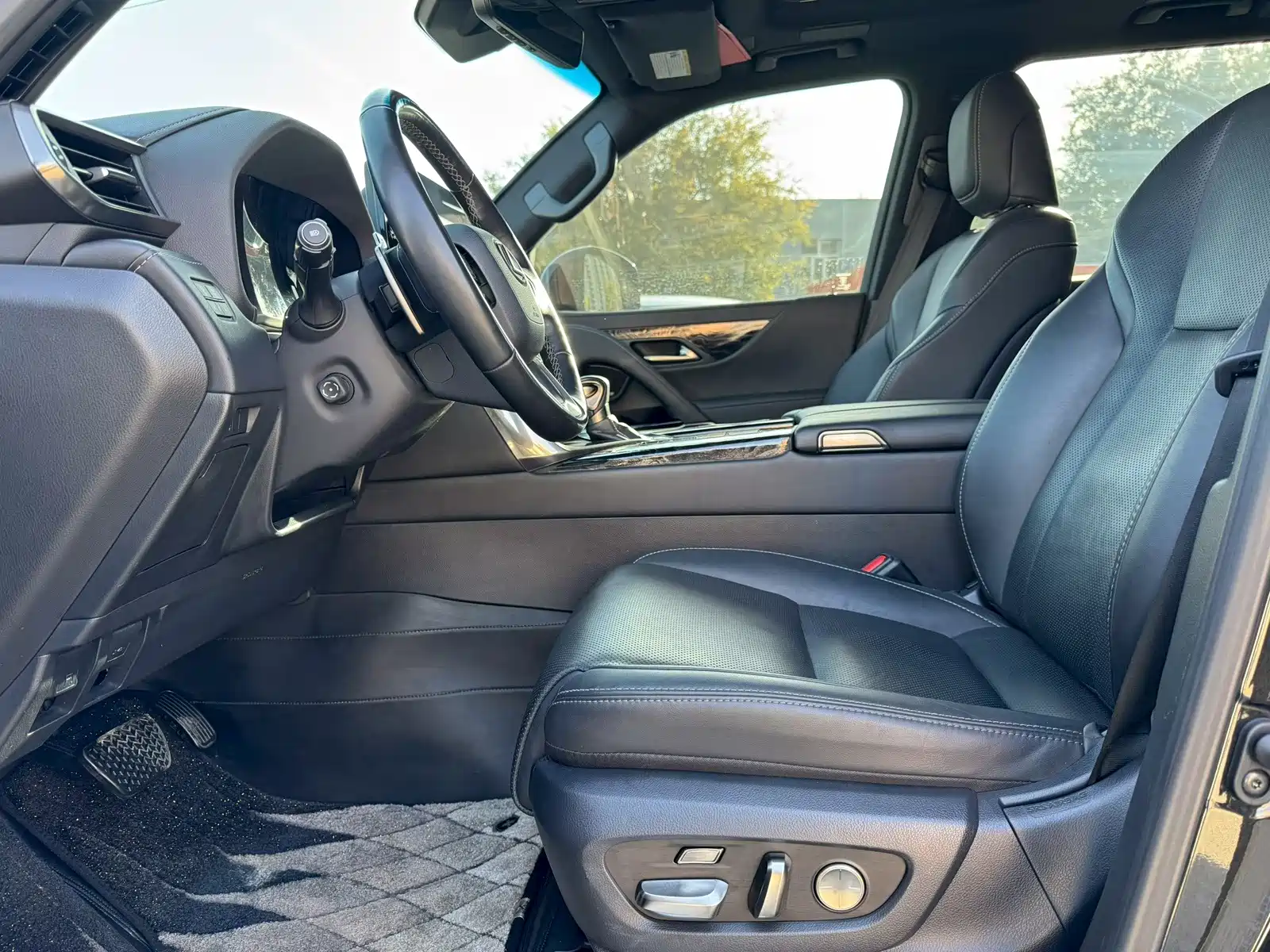 Фото 4 - Lexus LX