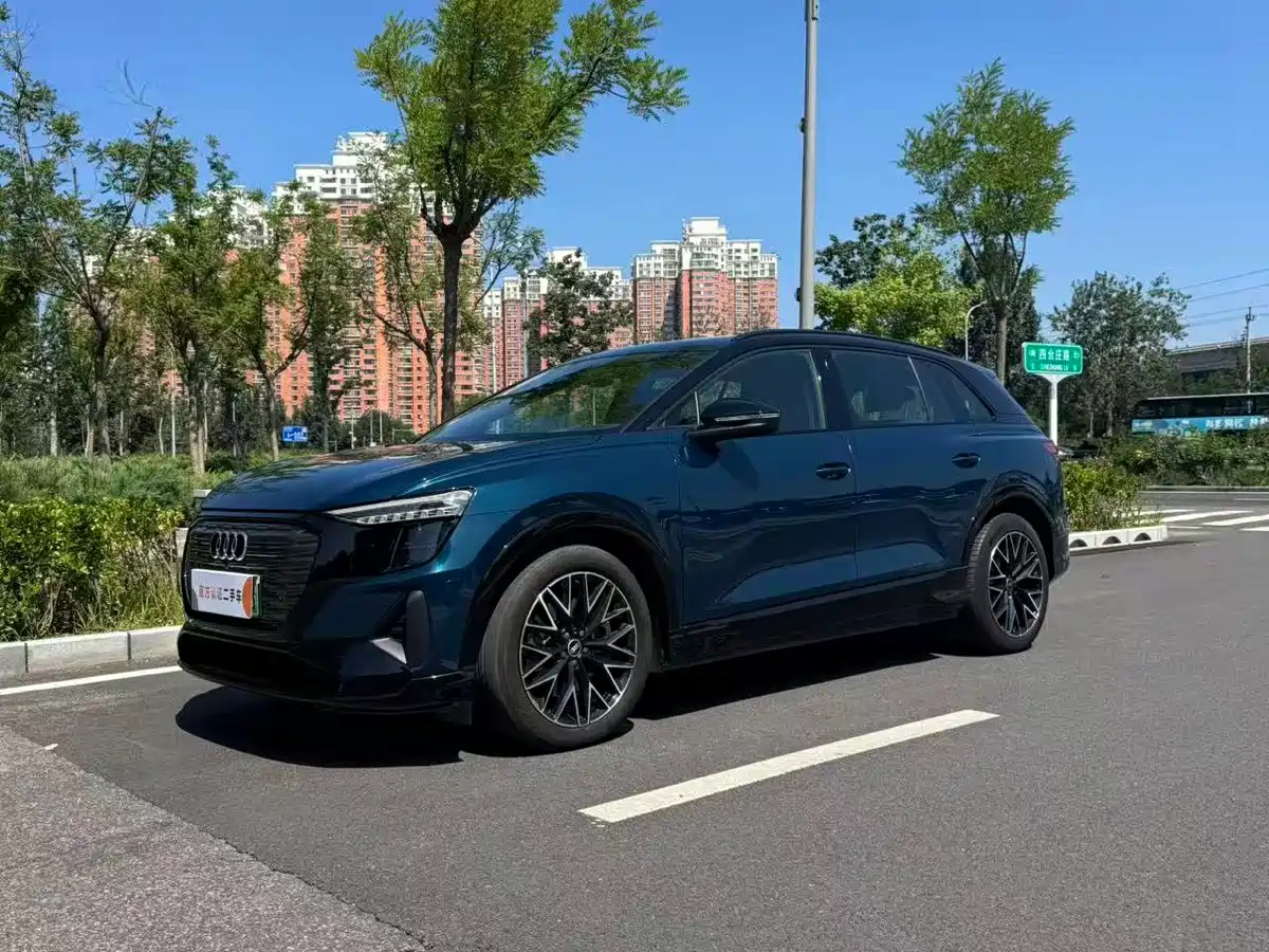 Photo 2 - Audi Q5 e-tron
