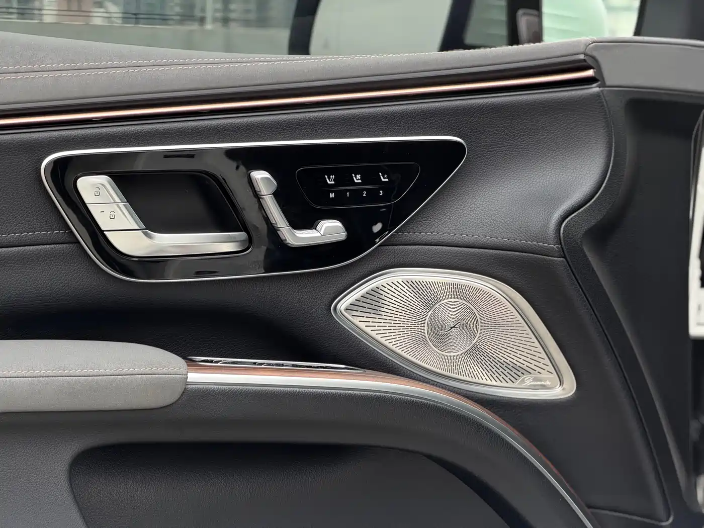 Mercedes-Benz EQS SUV 2023 450 4MATIC Pioneer Edition фото 28