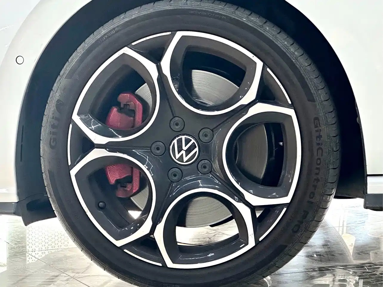 Фото 4 - Volkswagen Golf GTI