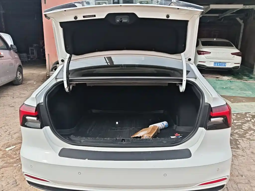Фото 19 - Roewe i6 MAX EV
