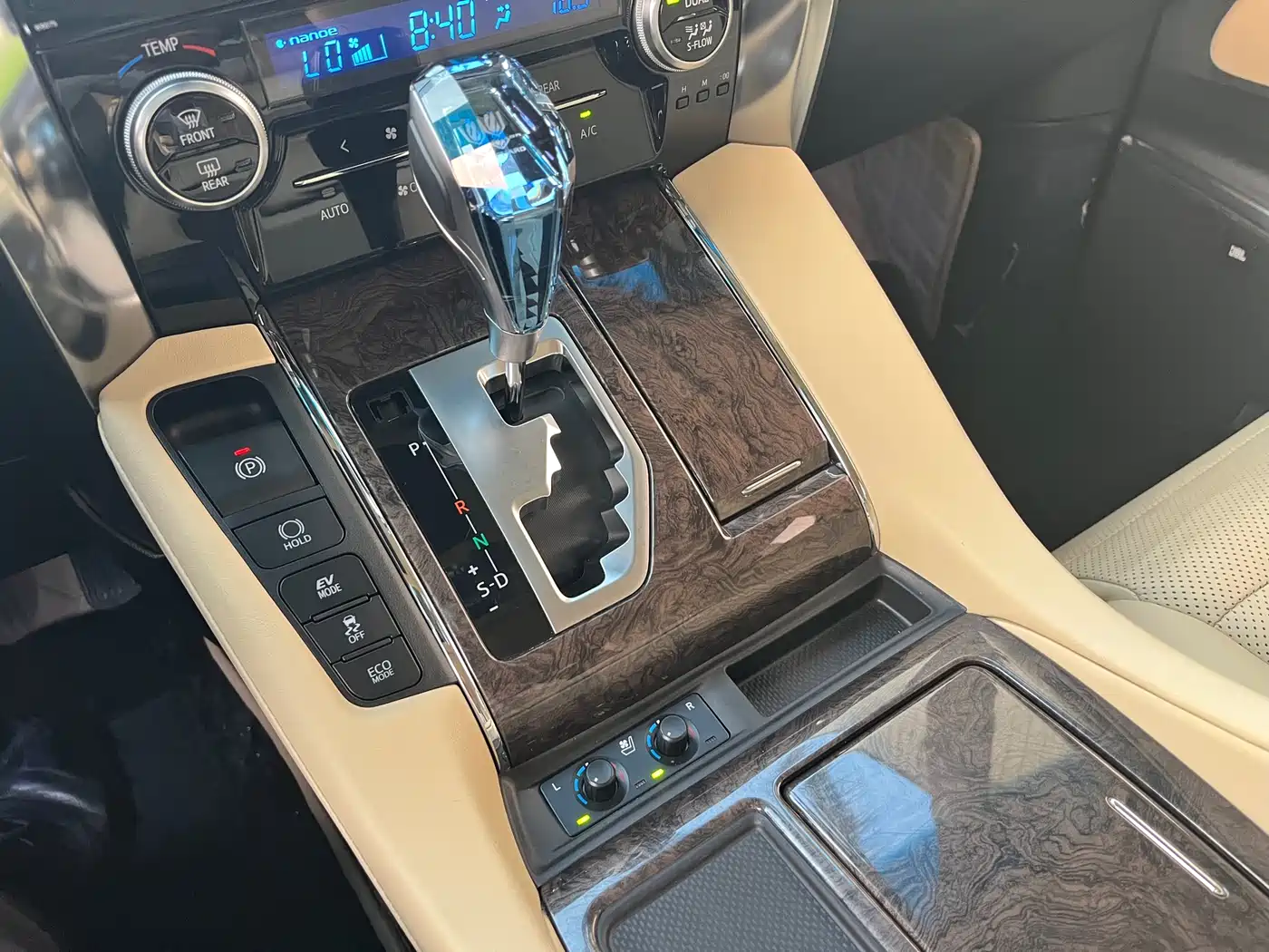 Toyota Alphard 2020 Hybrid 2.5L Premium Edition фото 17