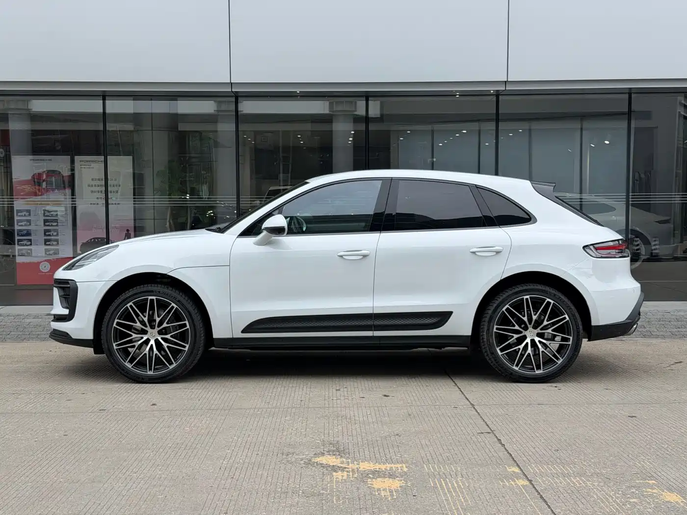 PORSCHE MACAN