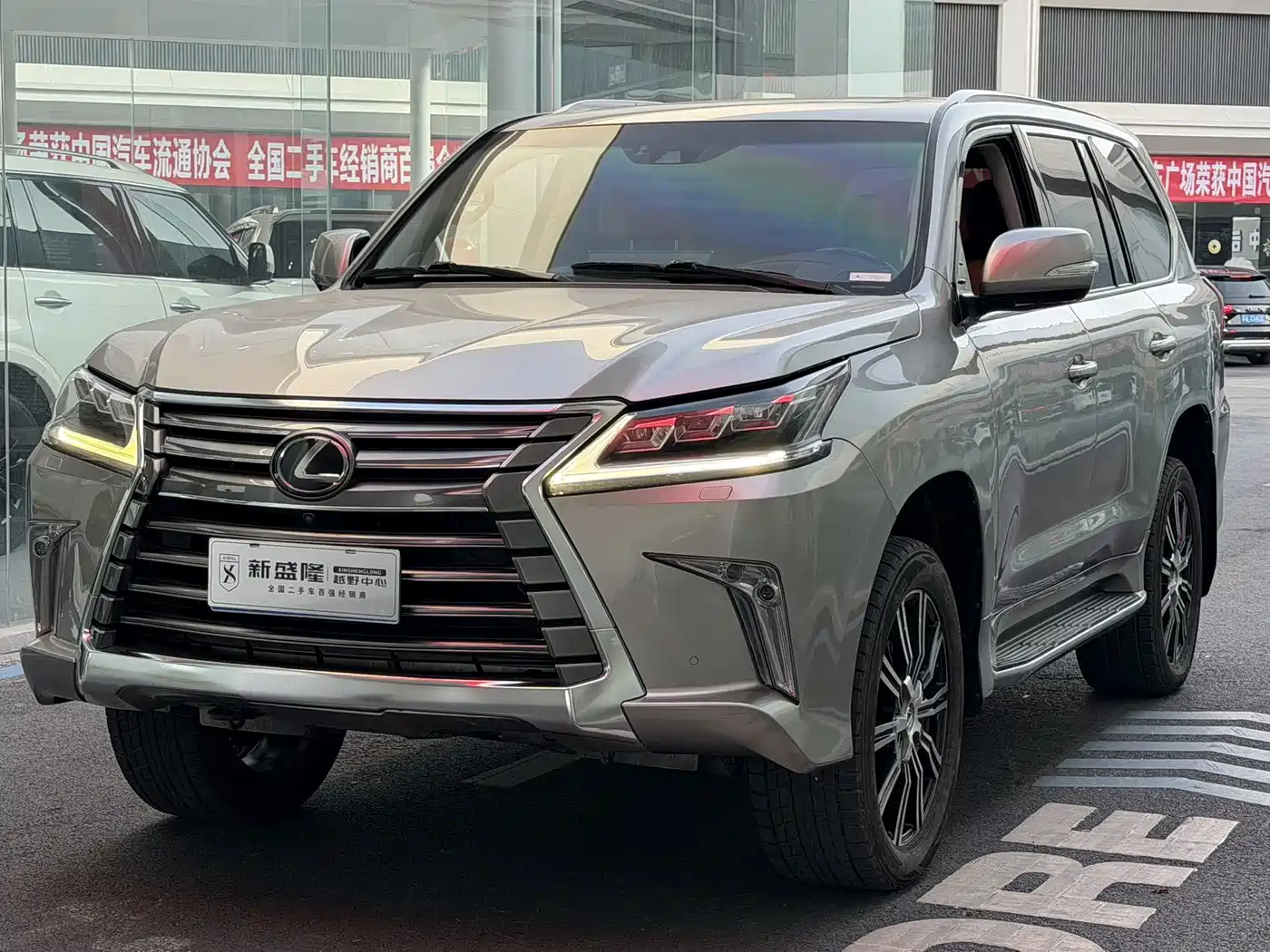 Lexus LX 2016 570 Luxury Premium Edition фото 2
