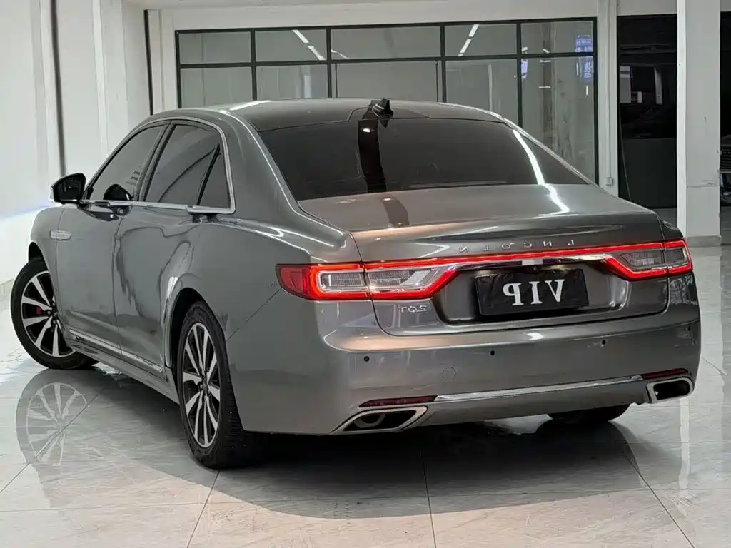 Photo 7 - Lincoln Continental