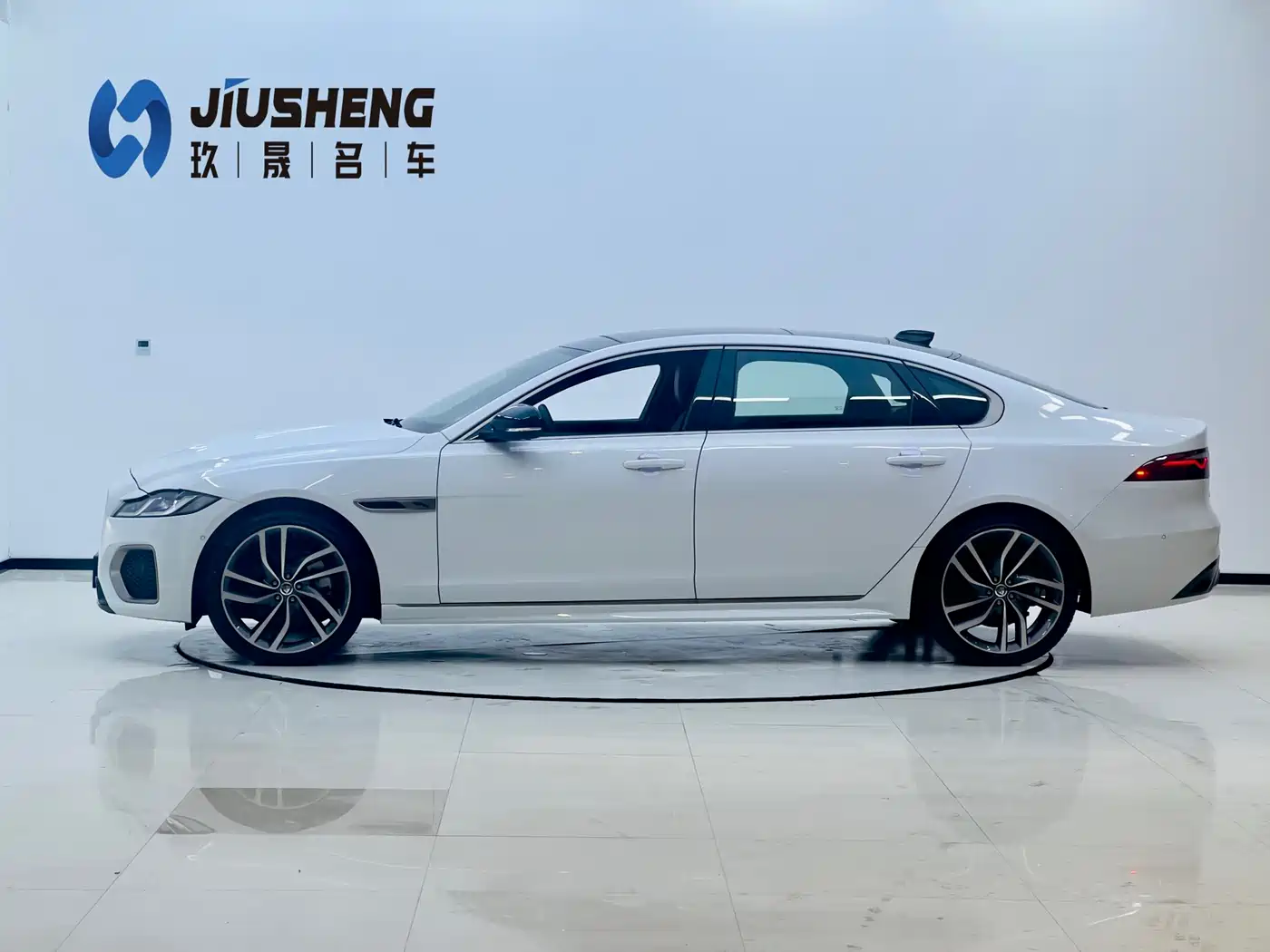 Photo 3 - Jaguar XFL