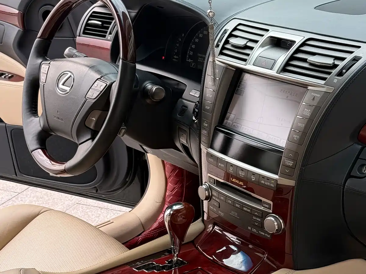 Lexus LS 2010 600hL фото 24