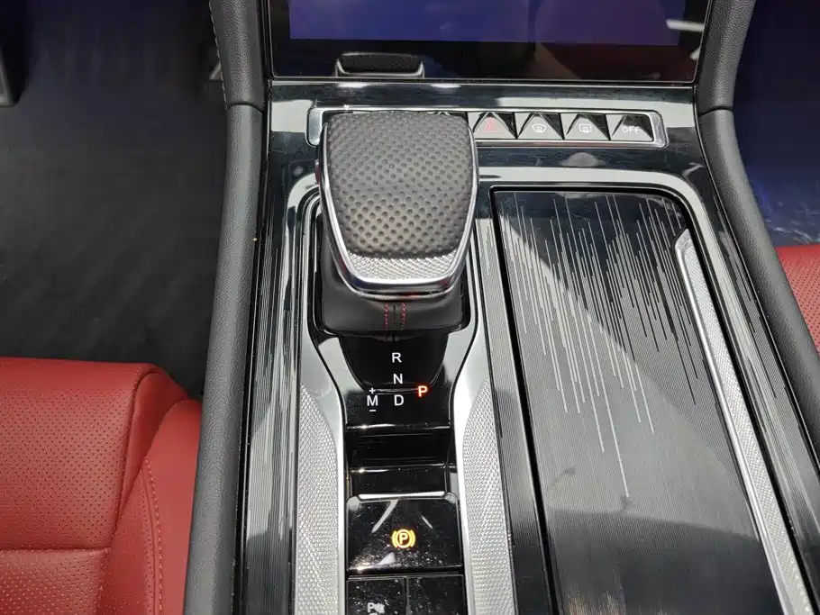 Фото 16 - Hongqi H6