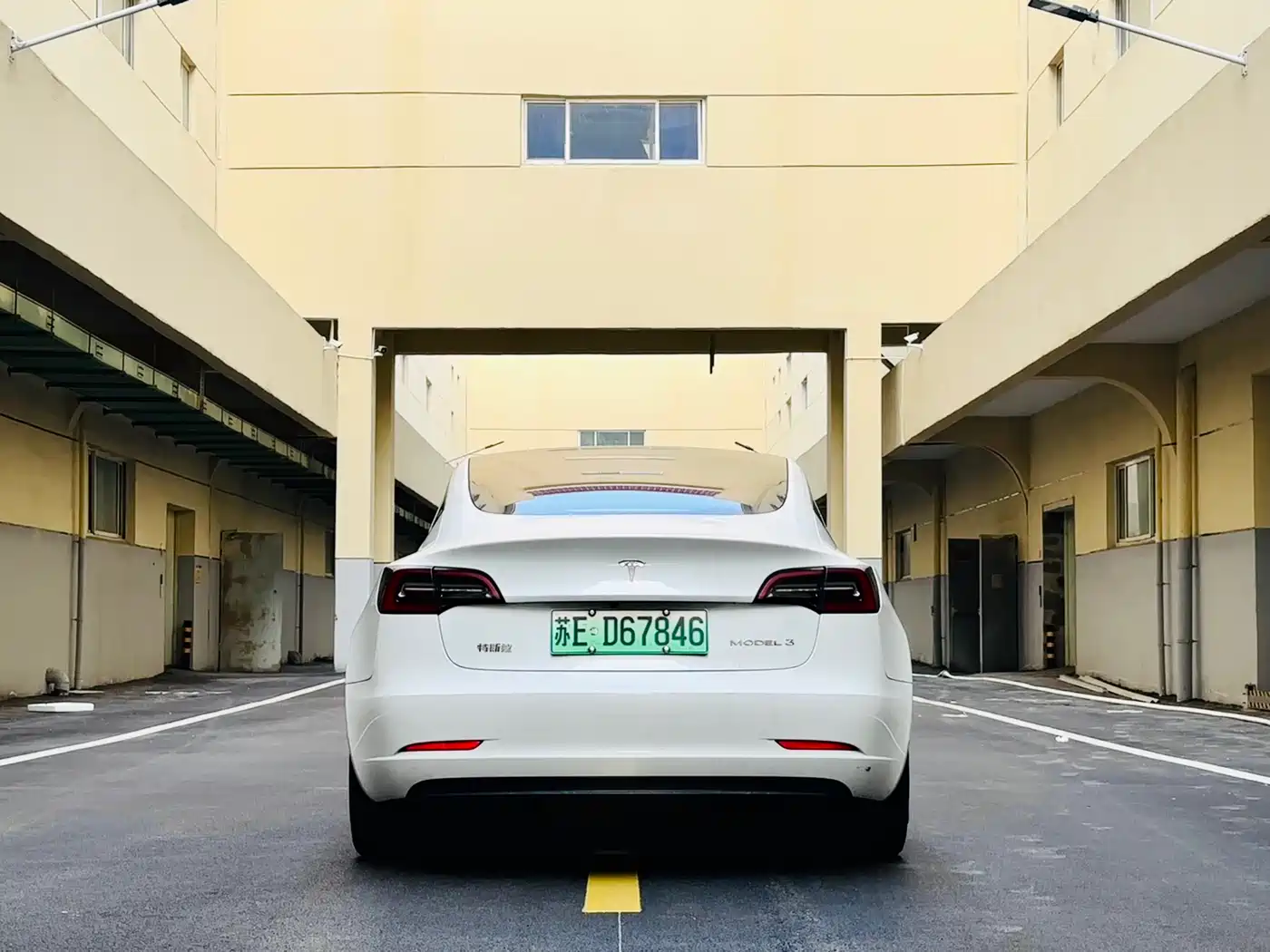 TESLA MODEL 3