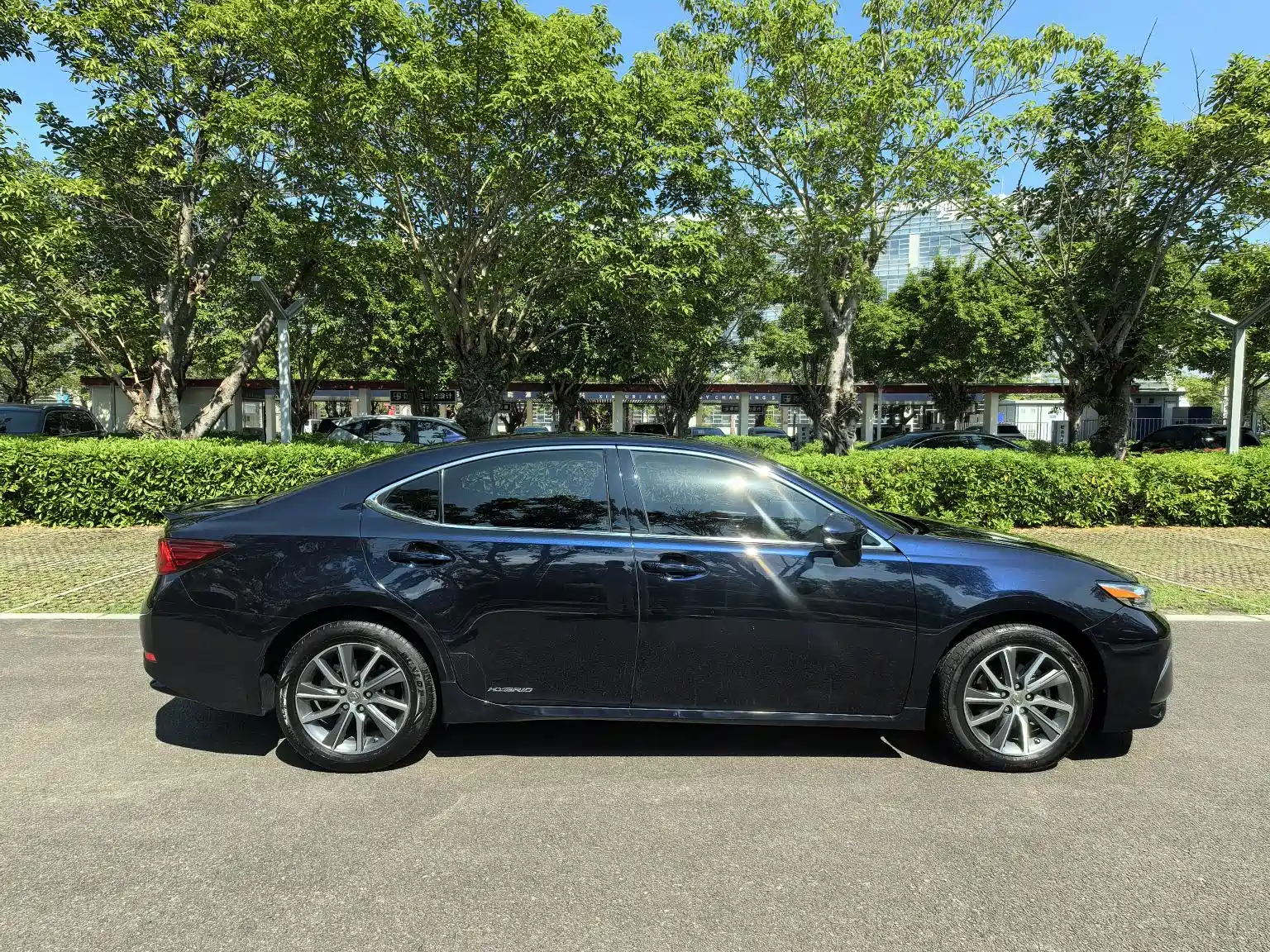 Photo 8 - Lexus ES